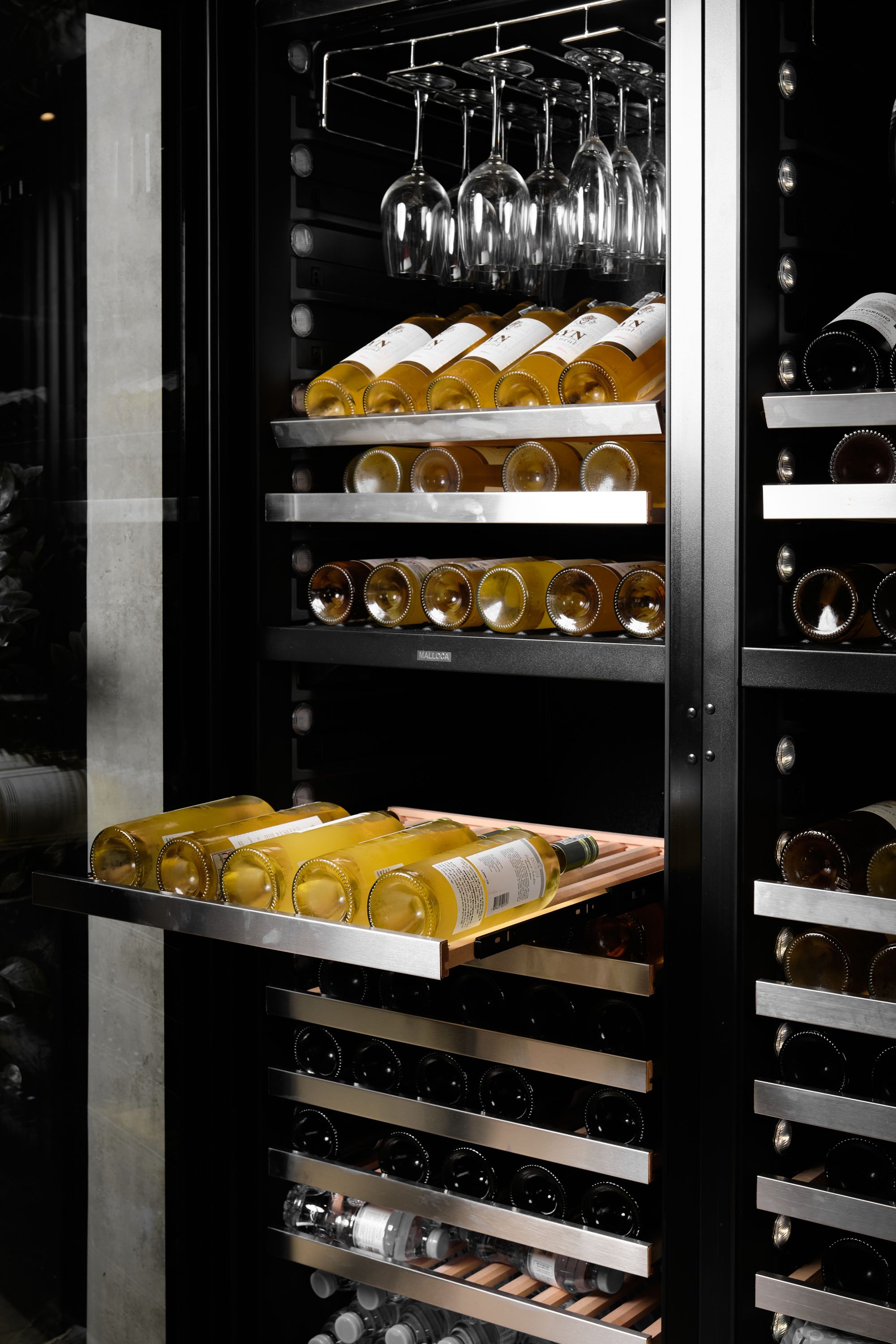 Cách Sắp Chai Rượu Đúng Cách Vào Tủ Bảo Quản Rượu